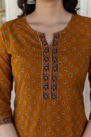 Women Mustrad Ethnic Printed Straight Kurta with Three Quarter Sleeves