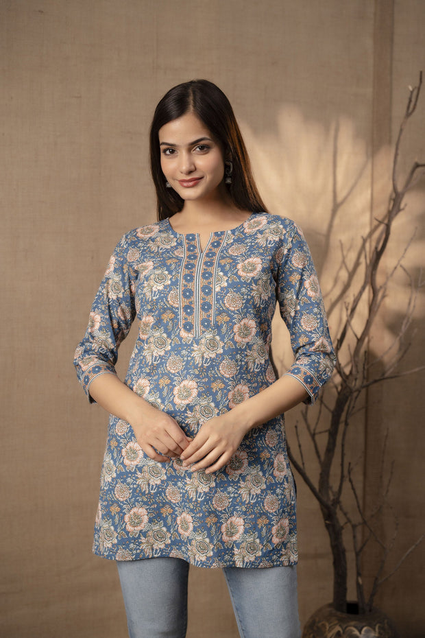Women Blue Floral Printed Straight Tunic With Three Quarter Sleeves