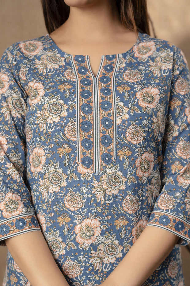 Women Blue Floral Printed Straight Tunic With Three Quarter Sleeves