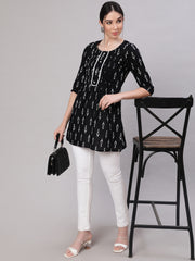 Women Black Straight Tunic With Three Quaretr Sleeves