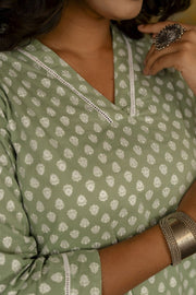 Women Green Ethnic Printed Straight Kurta with Three Quarter Sleeves