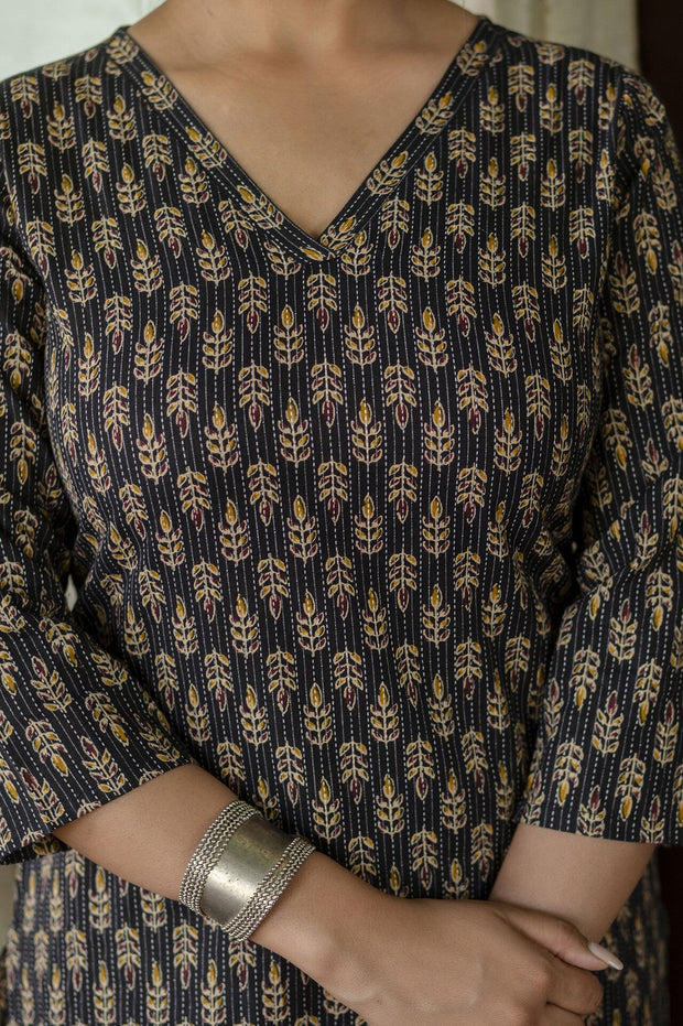 Women Black Ethnic Printed Straight Kurta with Three Quarter Sleeves