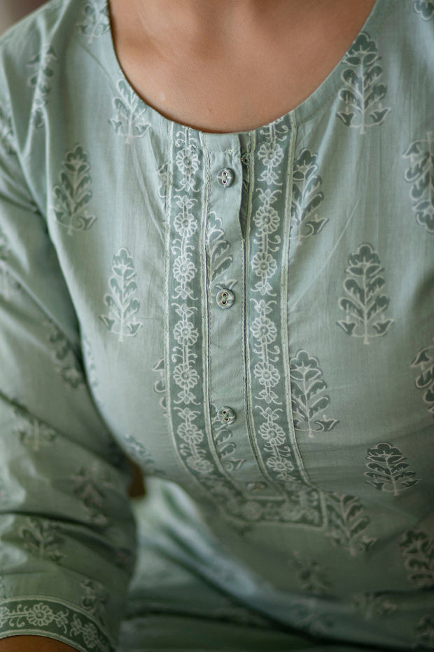 Women Green Ethnic Printed Straight Kurta with Three Quarter Sleeves