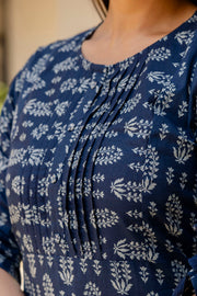 Women Navy Blue Printed Straight Kurta with Three Quarter Sleeves