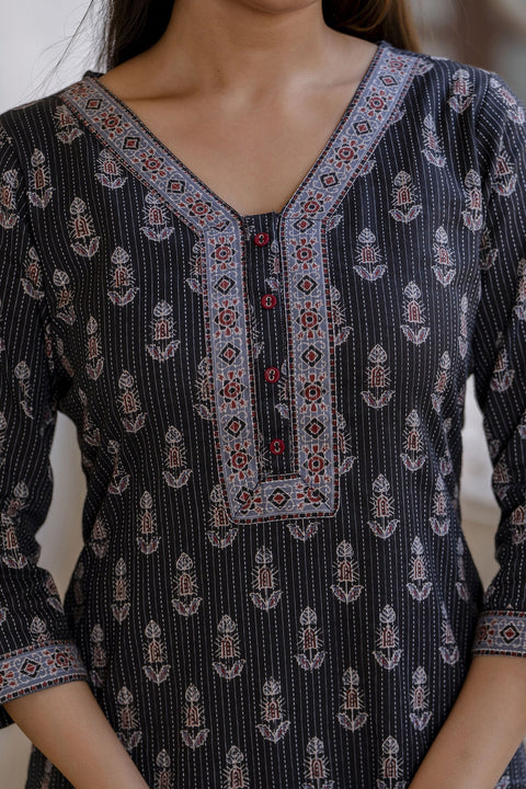 Women Black Printed Straight Kurta with Three Quarter Sleeves