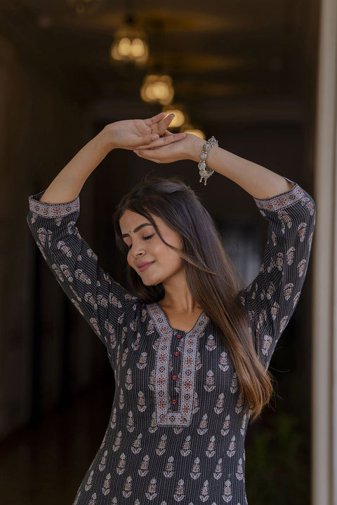 Women Black Printed Straight Kurta with Three Quarter Sleeves