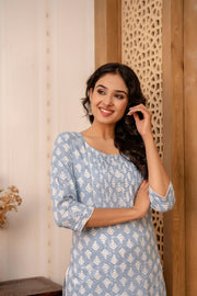 Women Blue Printed Straight Kurta with Three Quarter Sleeves