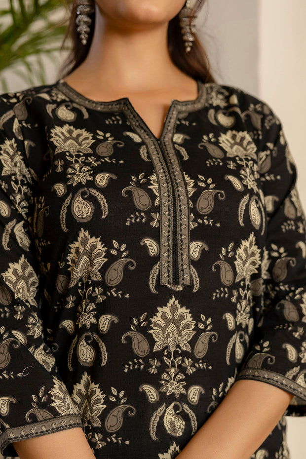 Women Black Printed Straight Kurta with Three Quarter Sleeves