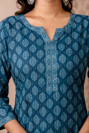 Women Teal Blue Printed Straight Kurta with Three Quarter Sleeves