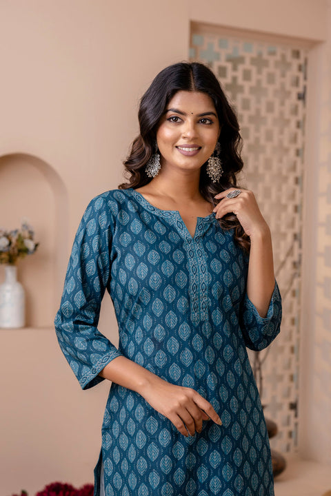 Women Teal Blue Printed Straight Kurta with Three Quarter Sleeves