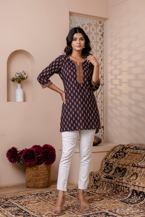 Women Navy Blue Printed Round neck Straight Tunic