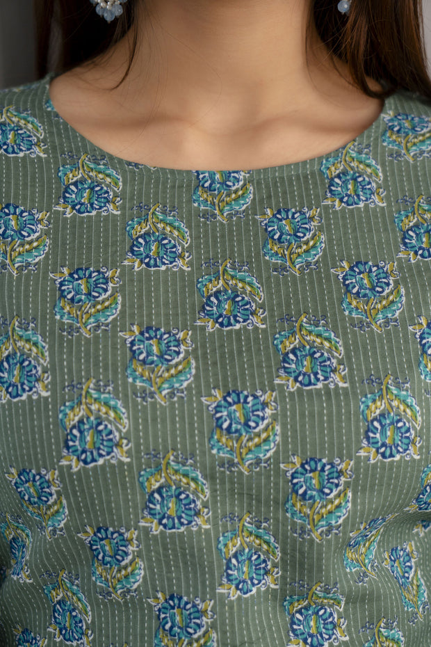 Women Green Ethnic Printed Straight Kurta With Three Quarter Sleeves