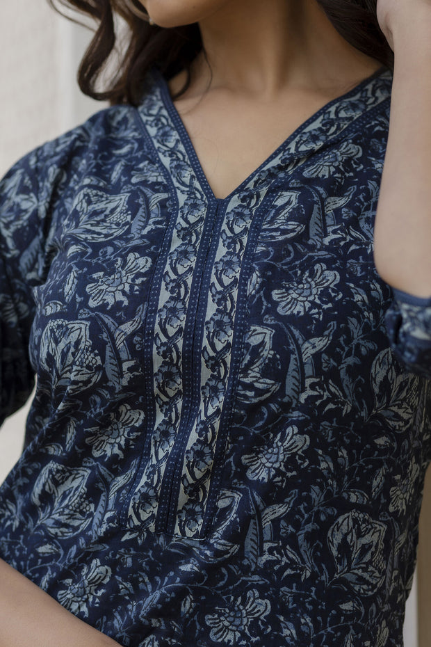 Women Navy Blue Floral Printed Straight Kurta with Three Quarter Sleeves