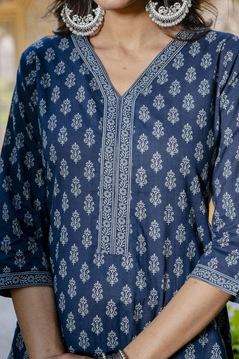 Women Blue Ethnic Printed Straight Kurta with Three Quarter Sleeves