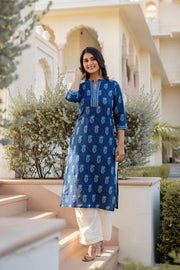 Women Navy Blue Printed Straight Kurta with Three Quarter Sleeves