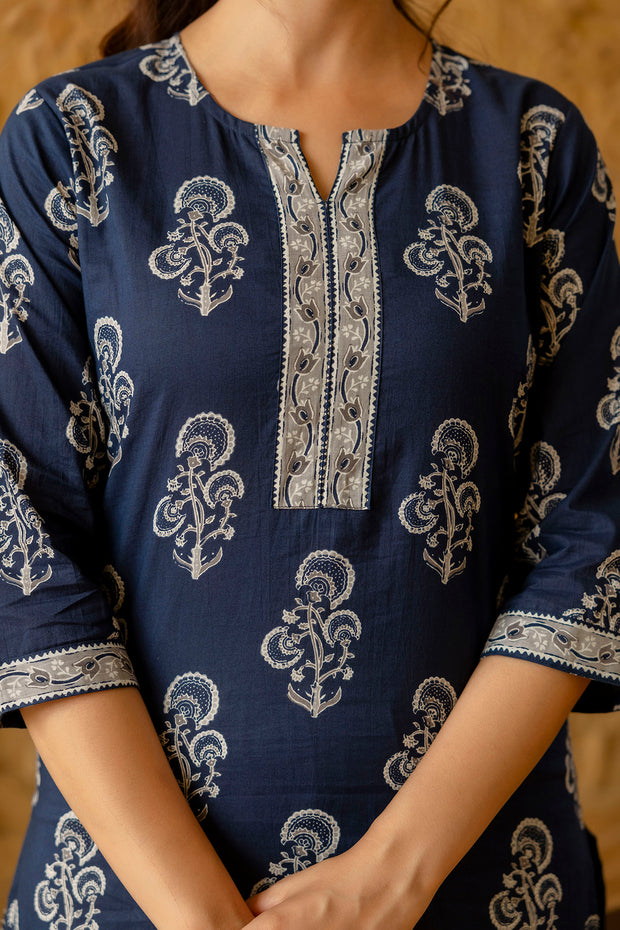 Women Blue Ethnic Printed Straight Kurta with Three Quarter Sleeves