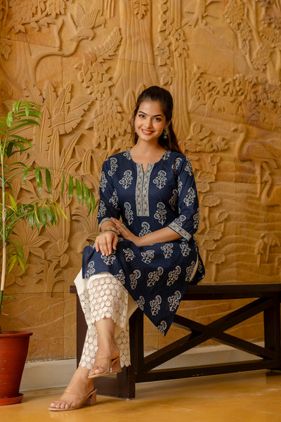 Women Blue Ethnic Printed Straight Kurta with Three Quarter Sleeves