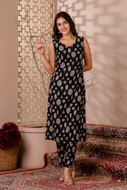 Women Black Printed Straight Kurta With Trouser