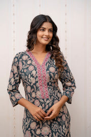 Women Green Printed Straight Kurta with Three Quarter Sleeves