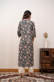 Women Green Printed Straight Kurta with Three Quarter Sleeves