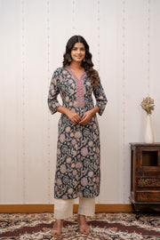 Women Green Printed Straight Kurta with Three Quarter Sleeves