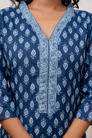 Women Blue Printed Straight Kurta with Three Quarter Sleeves