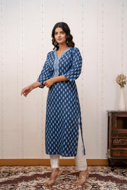 Women Blue Printed Straight Kurta with Three Quarter Sleeves