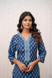 Women Blue Printed Straight Kurta with Three Quarter Sleeves