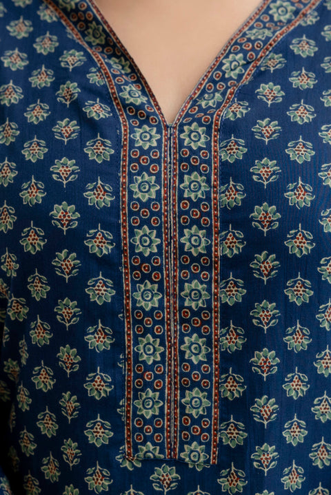 Women Blue Printed Straight Kurta with Three Quarter Sleeves