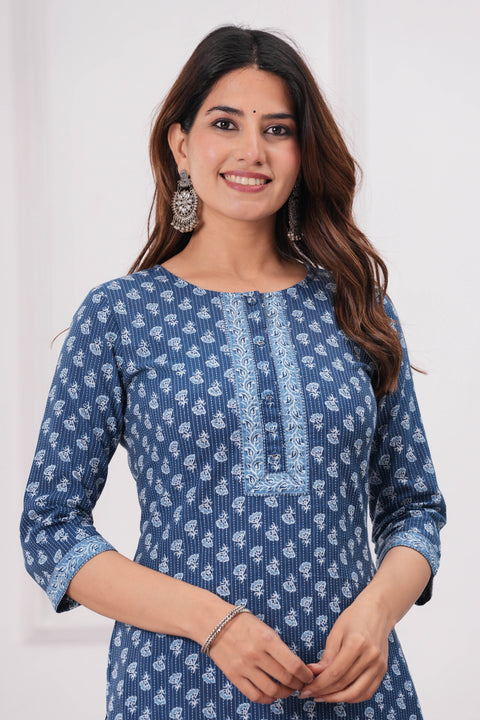 Women Blue Printed Straight Kurta with Three Quarter Sleeves