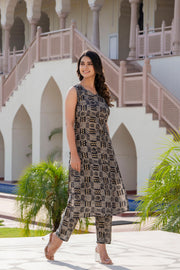 Women Grey Printed Straight Kurta With Trouser