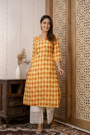 Women Yellow Printed Straight Kurta with Three Quarter Sleeves