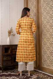 Women Yellow Printed Straight Kurta with Three Quarter Sleeves