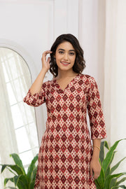 Women Maroon Printed Straight Kurta with Three Quarter Sleeves