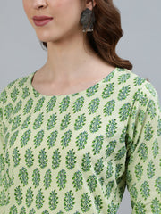 Women Green Printed Straight Kurta With Three Quarter Sleeves