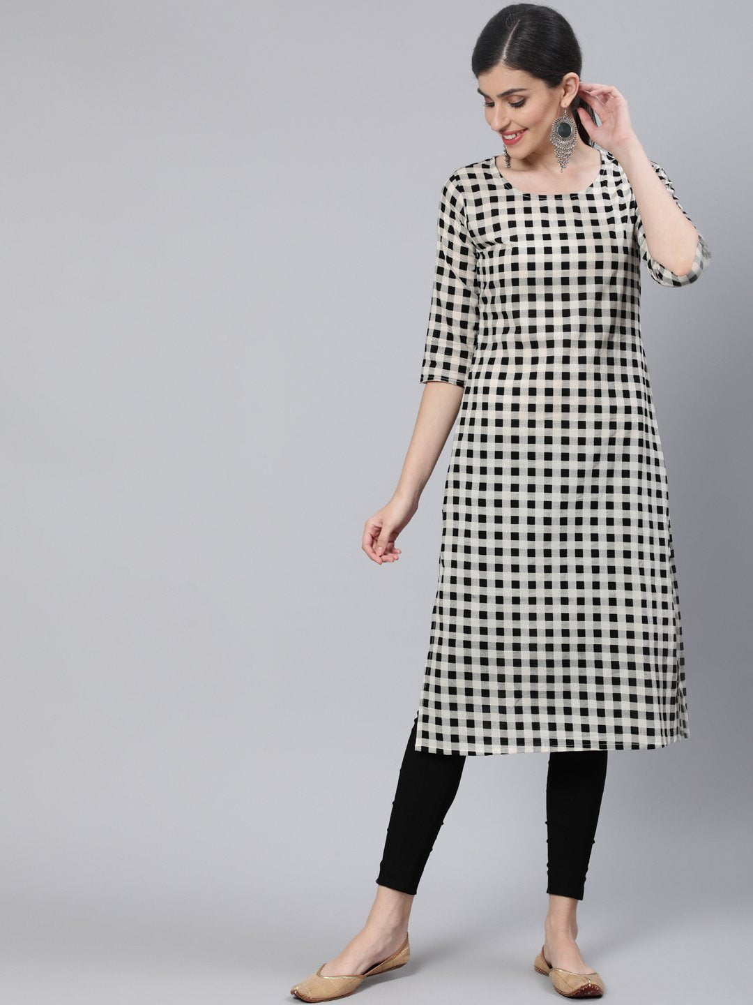 Women Black & White Checked Straight Kurta With Three Quarter