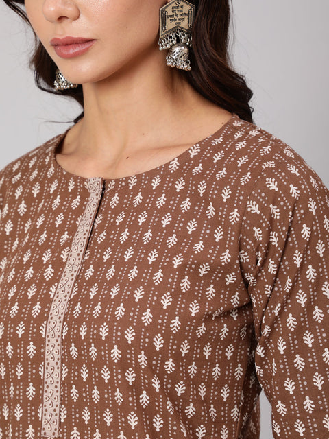 Women Brown Printed Straight kurta With Three Quarter Sleeves