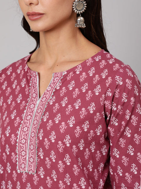 Women Mauve Printed Straight kurta With Three Quarter Sleeves