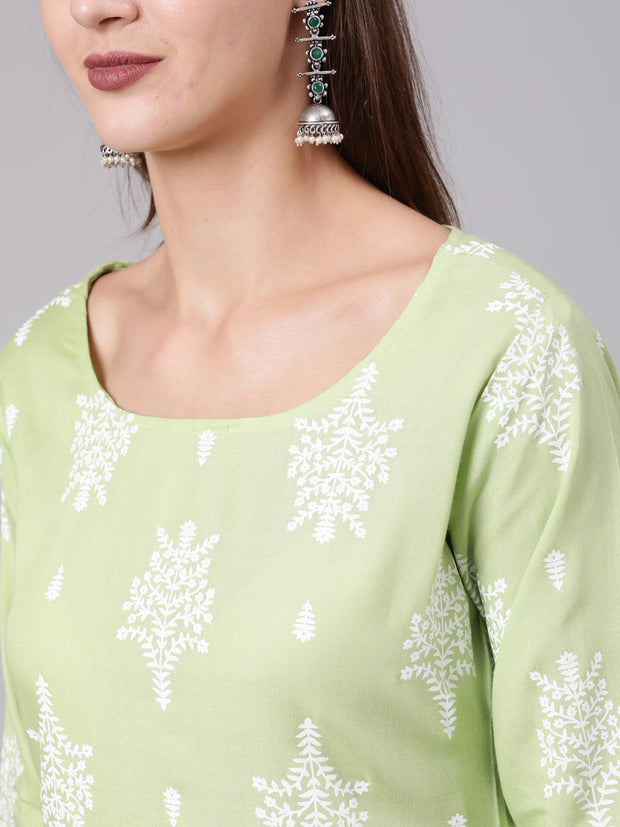 Women Green Printed Straight kurta With Three Quarter Sleeves