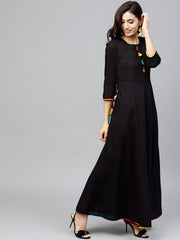 Black maxi dress with with round neck and 3/4 sleeves