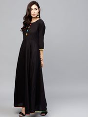 Black maxi dress with with round neck and 3/4 sleeves