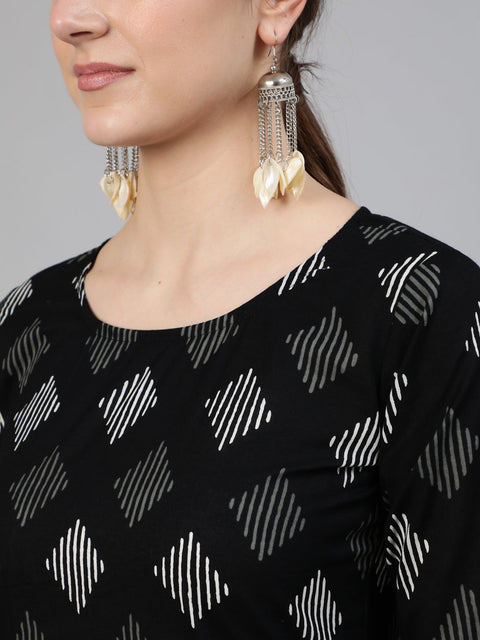 Women Black Geometric Printed Straight Kurta With Three Quarter Sleeves