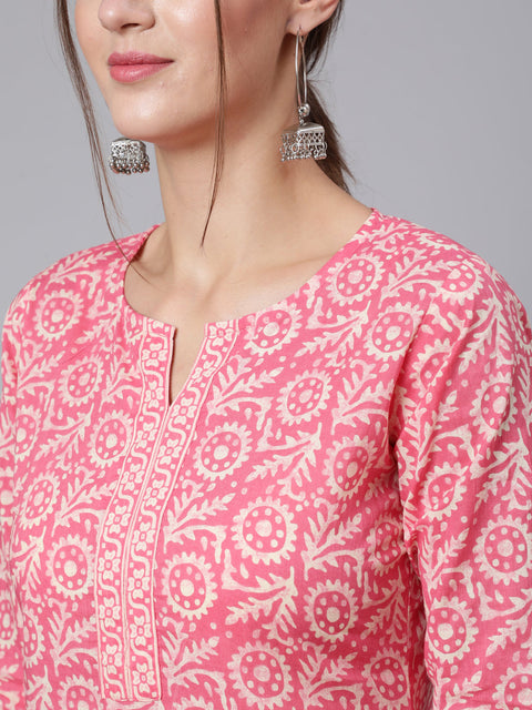 Women Pink Printed straight kurta with three quarter sleeves