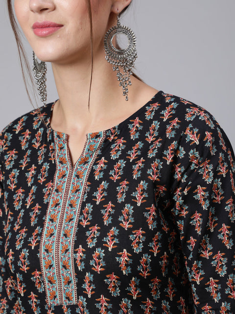 Women Black Printed straight kurta with three quarter sleeves