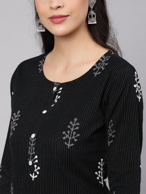 Women Black Printed straight Kurta With three qurter sleeves