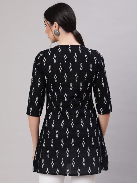 Women Black Straight Tunic With Three Quaretr Sleeves