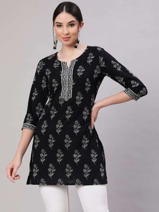 Women Black Straight Tunic With Three Quaretr Sleeves