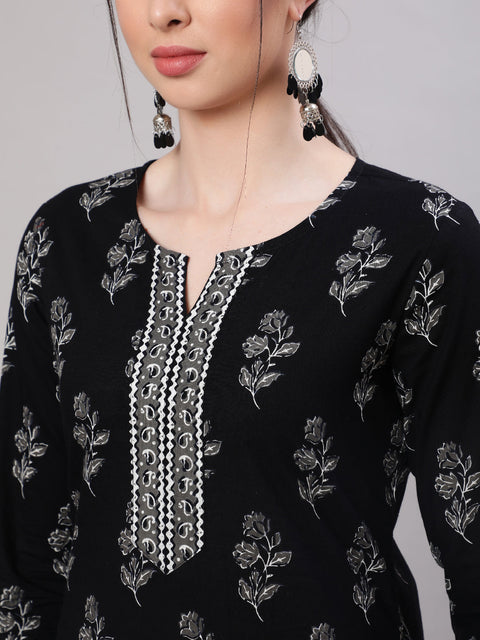 Women Black Straight Tunic With Three Quaretr Sleeves