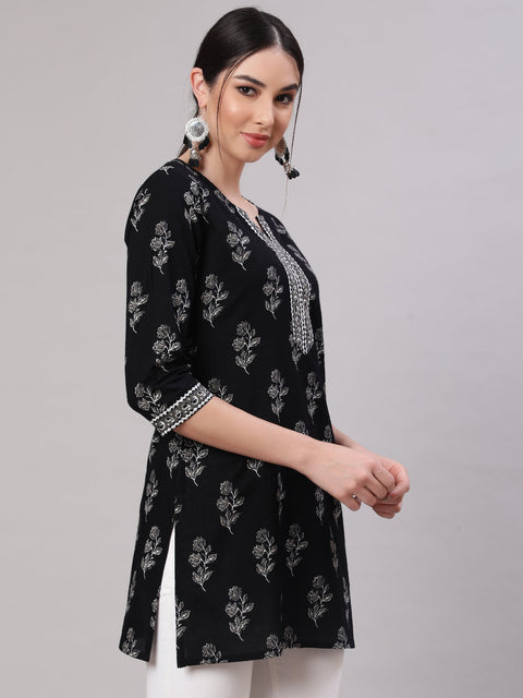 Women Black Straight Tunic With Three Quaretr Sleeves