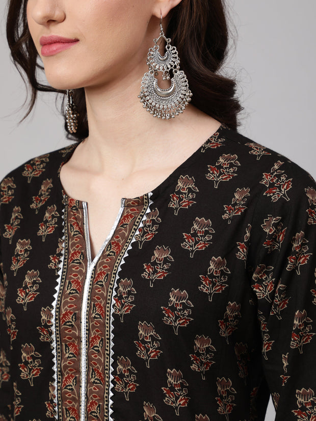 Women Black Printed straight kurta with three quarter sleeves